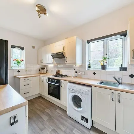 Lovely Spacious 3 Double Bed Flat, Ls17
