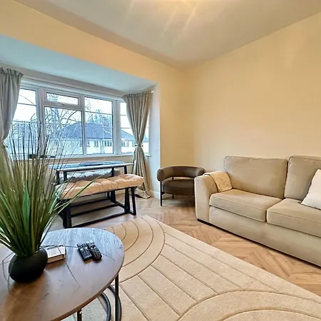 Lovely Spacious 3 Double Bed Flat, Ls17 Apartment Leeds (West Yorkshire)