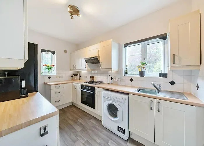 Lovely Spacious 3 Double Bed Flat, Ls17