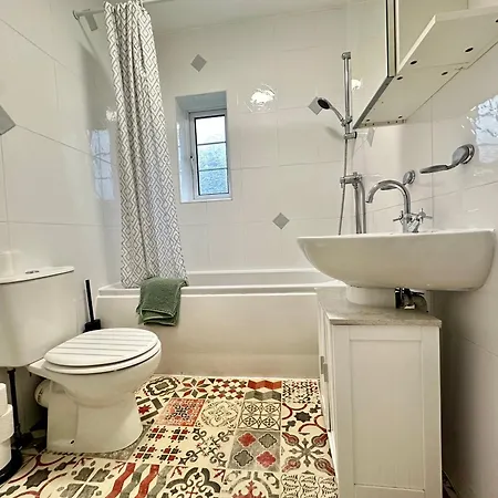 Lovely Spacious 3 Double Bed Flat, Ls17