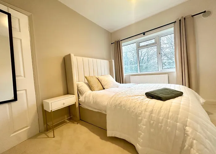 Lovely Spacious 3 Double Bed Flat, Ls17