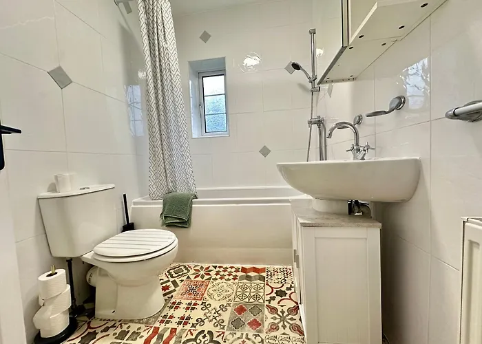 Lovely Spacious 3 Double Bed Flat, Ls17