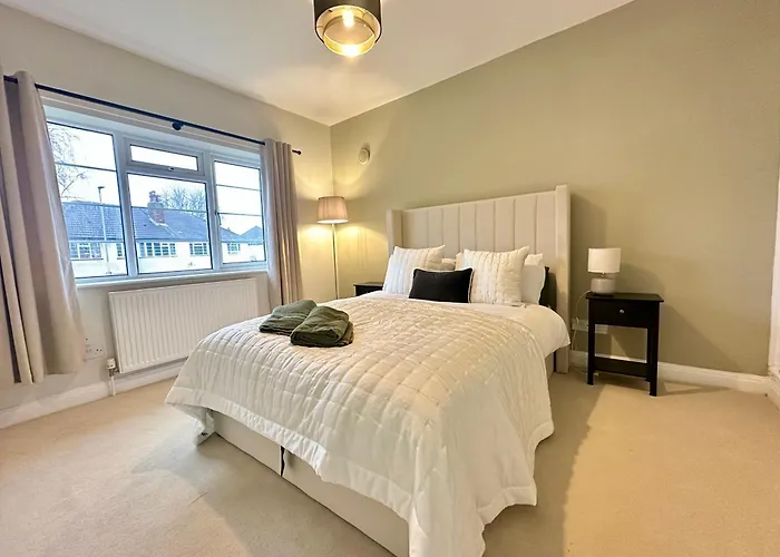 Lovely Spacious 3 Double Bed Flat, Ls17 *